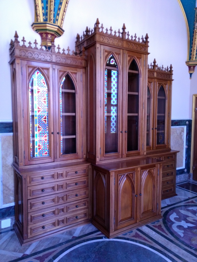 Produto - Armário com gavetas e portas góticas inferior e vidro superior